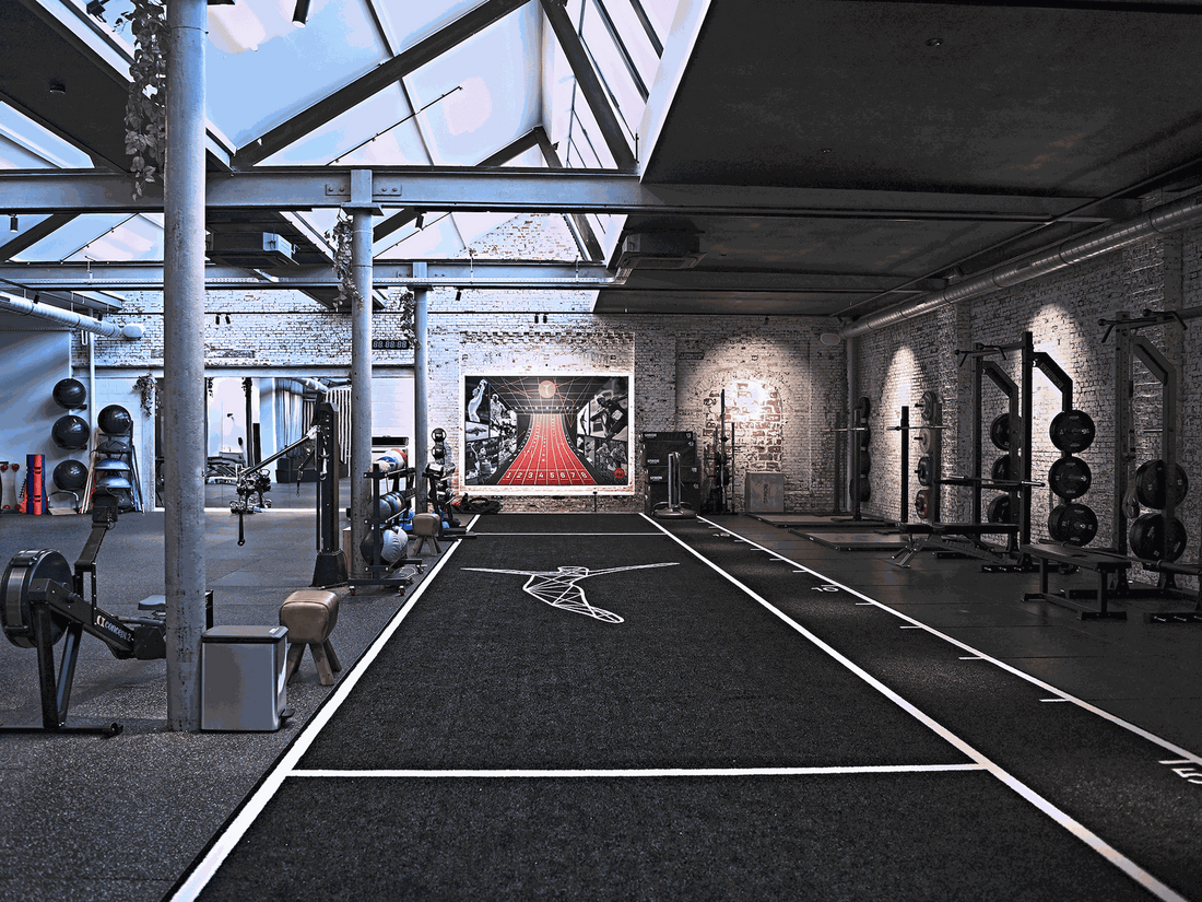 Modern ingerichte personal training studio met diverse fitnessapparatuur – efficiënte en stijlvolle fitnessruimte