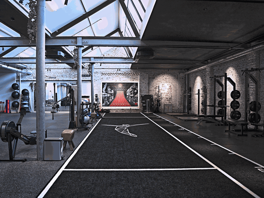 Modern ingerichte personal training studio met diverse fitnessapparatuur – efficiënte en stijlvolle fitnessruimte